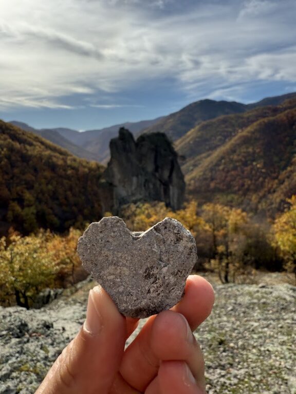 Петела, Минарето, Джин кая и Караджов камък в Родопите