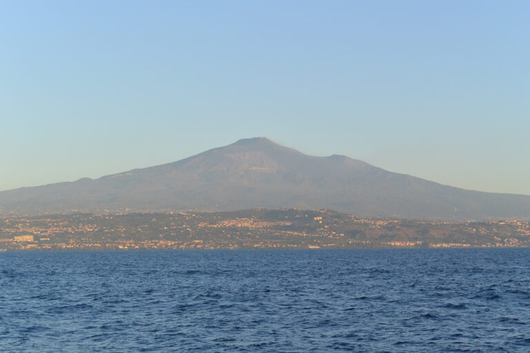Етна, погледната от морето